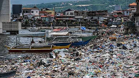 Basura nagbaha sa coastal area sa Brgy. Ermita