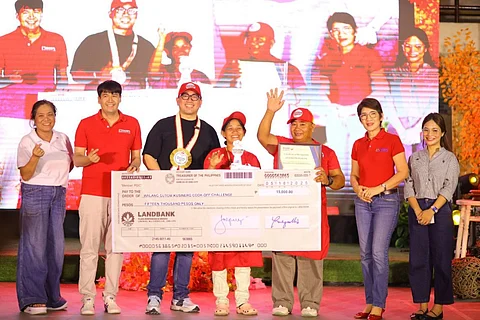 MANANAOG: Ang magtiayon nga sila si Jovencito Ruales ug Margelin Ruales nakadawat og tropeyo ug P15,000 isip regional winner sa Walang Gutom Kusinero Cook-Off Challenge.