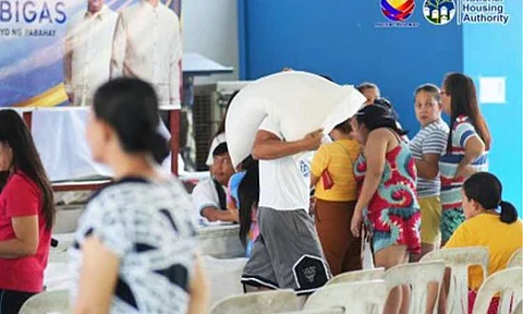 FREE RICE. The National Housing Authority distributes free rice to families in resettlement communities in Bulacan province as part of the agency’s 50th anniversary in this undated photo. The free rice distribution was among the many programs lined up by the NHA, in line with the Bagong Pilipinas goal of President Ferdinand R. Marcos Jr. (Photo from NHA)