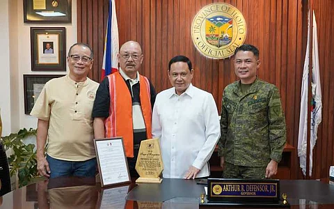 ILOILO. Governor Arthur R. Defensor Jr. receives a Plaque of Recognition from Colonel Vicel Jan Garsuta of the 12th Infantry Battalion for Iloilo’s pivotal role in dismantling CPP-NPA fronts in Panay through local peace efforts and reintegration programs.