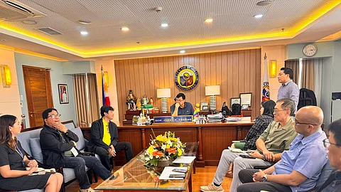 Iloilo City Mayor Jerry Treñas expresses support for the “P20 Bigas Mo, Meron Na!” program during a meeting with Department of Agriculture Regional Executive Director Dennis R. Arpia, emphasizing the city’s commitment to food security. (Photo courtesy of Iloilo City Government)