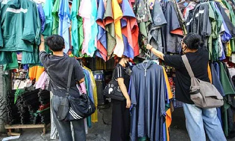 RAINY SEASON IS HERE. Raincoats of different colors and sizes for sale at Commonwealth Market in Quezon City on June 4, 2025. The state weather bureau has declared the start of the wet season. (PNA photo by Joan Bondoc)