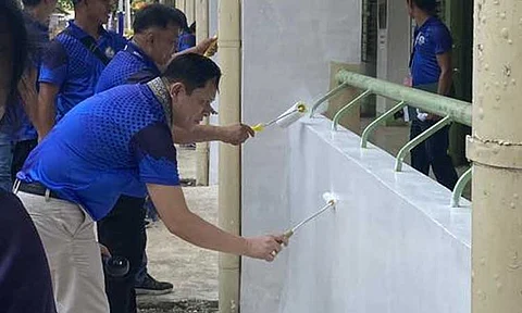 Teachers took part in wall painting and cleaning as part of Brigada Eskwela 2025, which kicked off June 10 with the theme “Brigada Eskwela: Sama-sama para sa bayang bumabasa.” The opening activities were held at Teofilo V. Fernandez Elementary and National High School in Indangan, Davao City, led by Department of Education Davao City Division Superintendent Reynante Solitario.