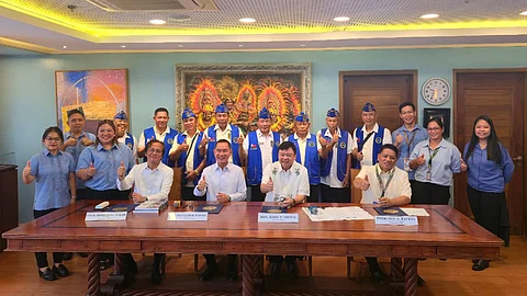 Iloilo City Mayor Jerry Treñas and Philippine Veterans Affairs Office Administrator Undersecretary Reynaldo B. Mapagu sign the Deed of Donation and Acceptance for the 5,824-square-meter Balantang Memorial Cemetery National Shrine in Barangay Quintin Salas, Jaro District, on June 9, 2025. (Photo courtesy of Iloilo City Government)