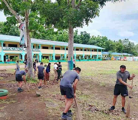 ZAMBOANGA. Troops of the Sulu-based 1102nd Infantry Brigade (1102Bde), along with Philippine Coast Guard personnel, continue its week-long support to the Brigada Eskwela 2025 of the Department of Education (DepEd). On Thursday, June 12, they conducted activities simultaneously at Kanmindus Elementary School and Luuk National High School.