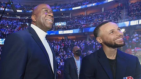 Magic Johnson (wala) ug Stephen Curry. / Hulagway gikan sa Internet