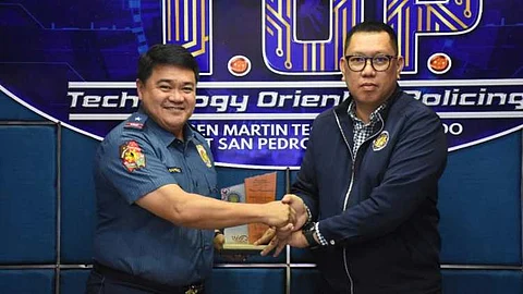 ILOILO. Commission on Elections (Comelec) 6 Assistant Regional Director Lawyer Wil Arceño (right) awarded the Police Regional Office in Western Visayas Police Brigadier General Alexander Mariano (left), Deputy Regional Director for Administration (DRDA), who accepted the award on behalf of Police Brigadier General Jack Wanky for its role in ensuring peaceful and orderly 2025 midterm elections in the region during a ceremony on June 11, 2025.