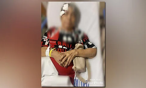 NAGPAKURASYON: Nalandig sa tambalanan si alyas Nanay Coring human nakaangkon og mga pangos gumikan sa iyang pagkatumba dihang gilabni sa snatcher ang iyang bag sa Dominggo sa buntag, Hunyo 15, 2025 sa may dan P. Del Rosario, Barangay Kamagayan, Dakbayan sa Sugbo. /