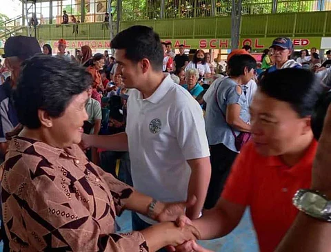 ZAMBOANGA. Mayor John Dalipe (center) and Vice Mayor Josephine Pareja (right) on Sunday, June 15, lead the payout of cash incentives to septuagenarians from 12 of Zamboanga City’s 98 villages. The City Government has released some P2.9 million worth of cash incentives to the identified 586 beneficiary septuagenarians.