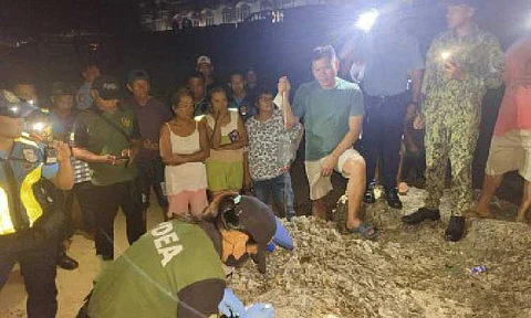 FLOATING SHABU. A Philippine Drug Enforcement Agency agent examines three kilos of shabu worth over PHP20 million recovered by fisherfolk in Ilocos Norte on June 12 and 13, 2025. Palace Press Officer Claire Castro, in a press briefing at Malacañang on Monday (June 16), lauded the fishers’ honesty and quick action. (Photo courtesy of PDEA)