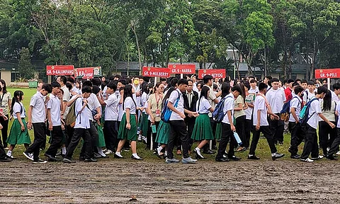 RAINY FIRST DAY. Braving the slippery, rain-soaked grounds, learners of Davao City National High School moved in an orderly manner, signaling a smooth and spirited opening of School Year 2025-2026.
After the flag ceremony and back-to-school kickoff program on Monday morning, June 16, 2025, students carefully crossed the muddy oval to head back to their respective classrooms, undeterred by the damp conditions.