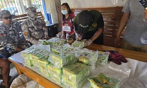 FLOATING SHABU. A Philippine Drug Enforcement Agency agent examines the 50 plastic packs of gold tea bags labeled "Daguanyin" with markings of Chinese characters, has an estimated street value of PHP312.8 million discovered floating off the coast of Barangay Centro 6, Claveria, Cagayan on June 15, 2025. President Ferdinand R. Marcos Jr. on Wednesday (June 18) ordered the Philippine National Police and Philippine Coast Guard to intensify security at all major drug entry points and ensure that confiscated narcotics are destroyed immediately to prevent them from reentering the streets. (Photo courtesy of PDEA)