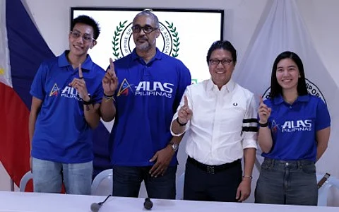 OPTIMISTIC. The Alas Pilipinas women's volleyball team is hoping for the best in the SEA Games this December 2025. Photo shows (left to right) Dell Palomata, Brazilian coach Jorge De Brito, Philippine National Volleyball Federation (PNVF) president Ramon "Tats" Suzara and Jia De Guzman making a No. 1 hand sign during the Philippine Sportswriters Association forum at the conference hall of the Rizal Memorial Sports Complex on Tuesday (June 17, 2025). (PNA photo by Jean Malanum)