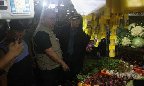 SMUGGLED RED ONIONS. Department of Agriculture (DA) Secretary Francisco Tiu Laurel Jr. leads the market inspection at the Paco public market in Manila on Wednesday (June 18, 2025). The DA, in partnership with the Philippine National Police, found out that some of the available retail red onions in the market may be smuggled from China. (PNA photo by Yancy Lim)