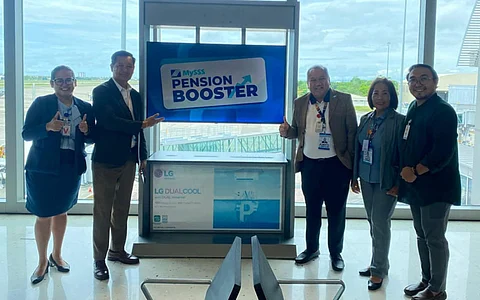 SSS acting senior vice president for Visayas Operations Group Alberto L. Montalbo (third from right) joins SSS acting vice president for Visayas Central 1 Division Eric A. Coronado (second from left), SSS Cebu Branch head Engr. Alieta I. Basubas, SSS Cebu assistant branch head Maria Lourdes Villanueva (left), and Aboitiz InfraCapital Cebu Airport Corp. External Affairs manager Yhol A. Cole gado (right)
during the official launch of MySSS Pension Booster advertisement at the Mactan-Cebu International Airport. The collaboration between SSS, AICCAC and MCIAA aims to increase visibility and awareness of the MySSS Pension Booster through 54 digital screens strategically placed across domestic and international terminals.