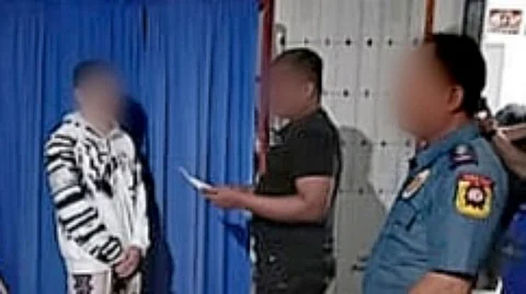 AKLAN. Operatives from the Balete Municipal Police Station and Aklan Police Provincial Office (Akppo) arrested alias Mer-mer, the province’s sixth most wanted person for murder, during a manhunt operation in Barangay New Buswang, Kalibo, Aklan, on June 25, 2025.