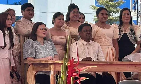 Vice President Sara Duterte led the inauguration of newly-elected city mayor Toto Reyes of the Island Garden City of Samal on Friday morning, June 27, 2025.
She also officiated the inauguration ceremony of the city’s other newly-elected officials.