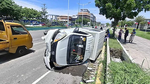 Van nalimbuwad sa SRP, kay driver nakatagpilaw