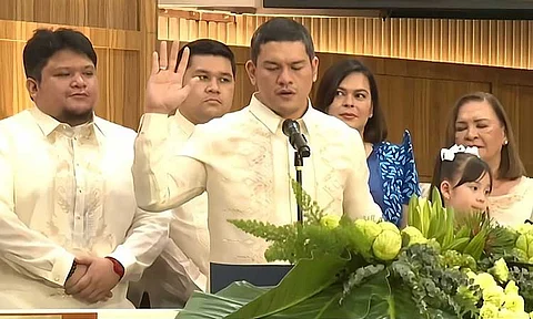 Davao City Vice Mayor Sebastian “Baste” Duterte takes his oath of office on Friday, June 27, 2025, taking a snide at the administration by saying that ‘money did not win, principles did.” The vice mayor, who gets to sit as mayor if the mayor-elect, former President Rodrigo Duterte, could not take his oath, promises to pour more budget into education to support poor, but deserving Dabawenyo students. Baste was accompanied by his sister and vice president, Sara; mother, Elizabeth Zimmerman; partner, Kate Necesario; and nephews Omar and Rigo.