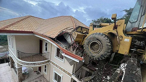 Heavy equipment mitugpa sa atop