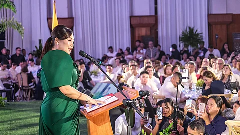 PEOPLE’S GOVERNOR: Opisyal nang nanumpa si Cebu Governor Pamela Baricuatro sa iyang katungdanan atol sa gipahigayon nga inauguration ceremony sa Cebu Provincial Capitol Social Hall, kagabii, Martes, Hulyo 1, 2025. Si Baricuatro giubanan sa iyang pamilya ug gisaksihan sa mga mayor sa lungsod ug dakbayan ingon man sa mga sakop sa Sangguniang Panlalawigan ug mga supporters. /