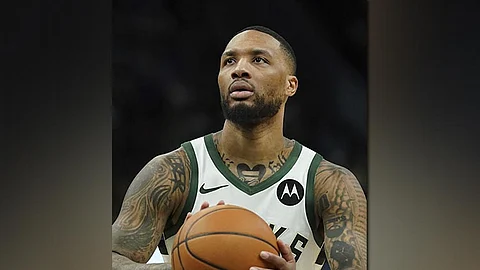 Gi-waive sa Milwaukee Bucks ang usa sa ilang mga pambato nga si Damian Lillard ug ang nahabiling $112 million nga suweldo niini tagitagihon