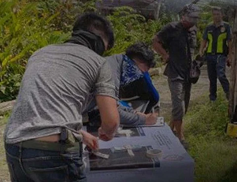 ZAMBOANGA. Policemen seize some P680,000 worth of suspected shabu as they arrest a known drug personality in a buy-bust operation in Barangay Dalumngcob, Sultan Kudarat, Maguindanao del Norte, on Tuesday, July 1.