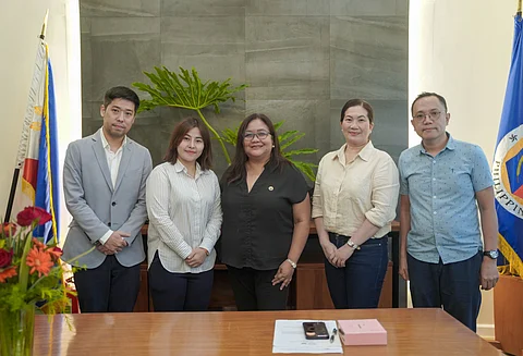 NEGROS. Bago City Mayor Marina Javellana-Yao (center) with (from left) Sermsang Power Corporation Chief Operating Officer Passakorn Panyaratanakorn, Senior Business Development Officer Yaowapa Klaonopparat, Almana Power representative Yryne Valenzuela, and mayor’s chief of staff, Dr. Jonathan Lobaton, during the initial discussion of the proposed windmill project at the City Mayor’s Office on July 1.