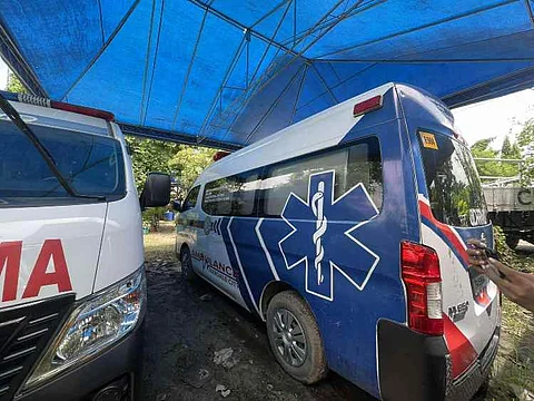CEBU. Two ambulances purchased by the Mandaue City Government in 2021 remain idle at the City Disaster Risk Reduction and Management Office (CDRRMO) hub due to unresolved registration and ownership transfer issues.