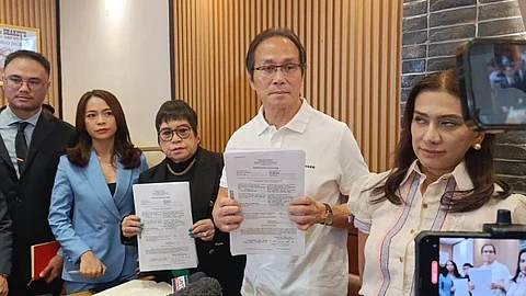 Atong Ang mikiha batok
sa iyang kanhi sinaligan