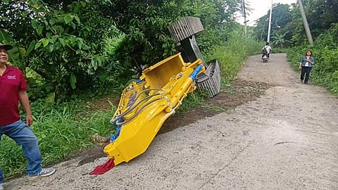 Truck boy napisat sa backhoe