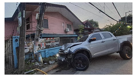 Pickup mibangga sa poste, drayber giingong nakainom