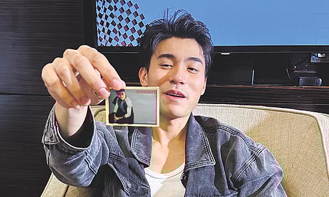 GI-MANIFEST. Gipakita ni Brent Manalo ang hulagway nga gi-edit niini ang nawong ni Zac Efron aron pulihan kini sa iyang nawong alang sa usa na project niadtong high school pa siya.