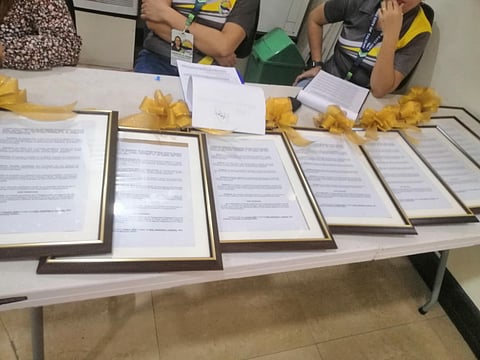 8 ka barangay sa Talisay nakadawat og seal of good governance sa DILG