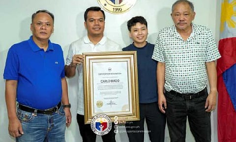 BILLIARD ICONS. Two-time World Pool champion Carlo Biado (2nd from left) holds a framed certificate of recognition during a courtesy call on Philippine Sports Commission Chairman John Patrick "Pato" Gregorio (not in the photo) at the PhilSports Complex in Pasig City on Aug. 1, 2025. He is joined by world champions (from left) Francisco “Django” Bustamante (2010), 2023 Women’s World 10-Ball winner Chezka Centeno, and Efren “Bata” Reyes (1999). (PSC photo)