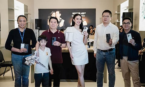 From left: Ms. Kimberly Remolona, SM Lanang Premier, Mall Manager; Mr. Johnny Ong, Partner Dealer and Owner of Mikrocell; Ms. Therese Villamor, HONOR Star and Star Magic Artist; Mr. Tom Yuan, HONOR Philippines’ National Sales Director; and Mr. Pao Oga, HONOR Philippines’ Public Relations Manager.