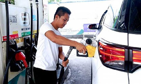 MIXED ADJUSTMENTS. A gas station attendant refuels a vehicle in this undated photo. Jetti Petroleum president Leo Bellas, said Friday (Aug. 15, 2025) that gasoline prices are seen to rise by PHP0.40 to PHP0.60 per liter next week while diesel prices are expected to slide by PHP0.70 to PHP0.90 per liter. (PNA photo by Ben Briones)