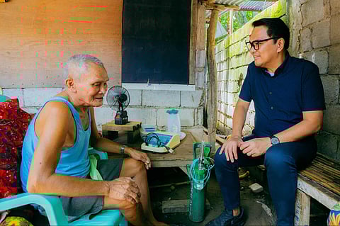 BACOLOD. Bacolod City Mayor Gasataya conducts a door-to-door visit to the house of Pedro Valdez, 74, a resident of Barangay Sum-ag on Monday, August 18, 2025.