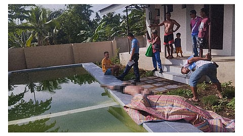 Lalaki nalumos sa swimming pool