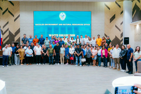 BACOLOD. Bacolod City Mayor Greg Gasataya holds coordination meeting with the barangay and Sangguniang Kabataan (SK) officials along with concerned agencies and city departments at the Roy’s Hotel and Convention Center in Barangay Pahanocoy, on Thursday, August 21, 2025, to address the garbage problem that significantly contributes to flooding in Bacolod.