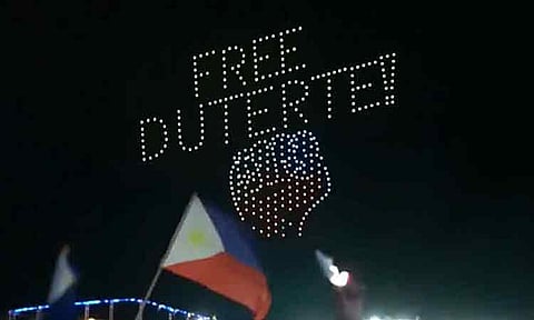 A drone display lit up Davao City’s sky on Friday, August 22, 2025, as supporters of former President Rodrigo Duterte gathered at Davao Coastal Road. Despite the weather, participants chanted “Limang Buwan, Isang Sigaw. FREE DUTERTE!” calling for his release from the ICC detention facility in The Hague, where he has been held for five months.