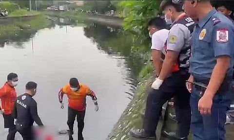 RECOVERY. Responders recover the body of an elderly man who allegedly drowned along the Barangay Sta. Lucia portion of the San Fernando River on August 19. (Photo courtesy of CLTV36)