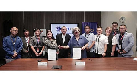 BDO-CFO PARTNERSHIP. Commission on Filipinos Overseas (CFO) Undersecretary Atty. Arlene S. Borja (4th from left) with BDO Unibank Senior Vice President and Head of Remittance Genie T. Gloria (6th) former Labor Secretary Marianito “Nitoy” Roque (5th) during the formal signing of a partnership for overseas Filipinos. (Photo courtesy of BDO)