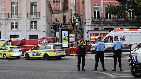 Gloria Funicular derails, leaving 15 dead, 18 injured