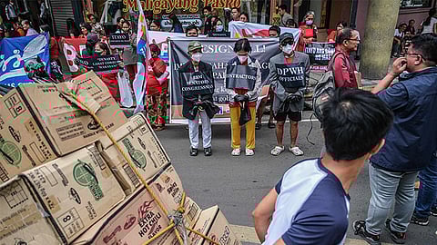 Maxim riders nagprotesta atubangan sa LTO 7