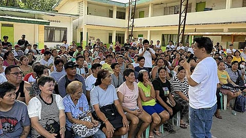 Benitez turns over P2.339M to fire victims in Bacolod
