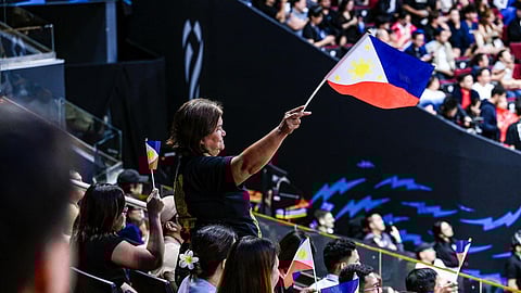 A proud Filipino fan waves the national flag during the Philippines’ match against Iran at the 2025 FIVB Volleyball Men’s World Championship, where FIVB President Fabio Azevedo lauded the country’s hosting of the global event.