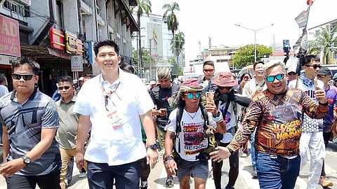 ZAMBOANGA. Endurance hiker Ferdinand Dela Merced, known as “The Philippine Looper” (in slippers) arrives in Zamboanga City at noon Tuesday, September 23, 2025. Mayor Khymer Olaso (2nd from left) has welcomed Dela Merced, accompanying him on foot from Governor Alvarez Avenue, Camino Nuevo village to City Hall. (SunStar Zamboanga)