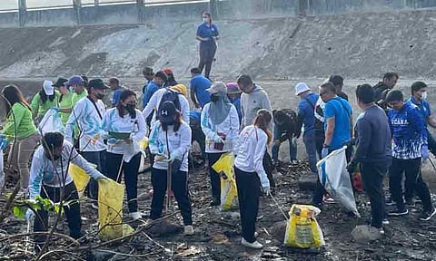 Gov’t employees’ coastal cleanup drive collects 3,200-kg waste