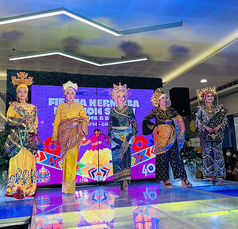 ZAMBOANGA. SM City Mindpro brings cultural glamour to life in the Fiesta Hermosa Fashion Show on Wednesday, October 8. The event captivated mallgoers and guests alike as talented local designers showcased the region’s most exquisite Badju and Mascota creations—each piece reflecting the city’s deep-rooted history, artistry, and multicultural beauty.